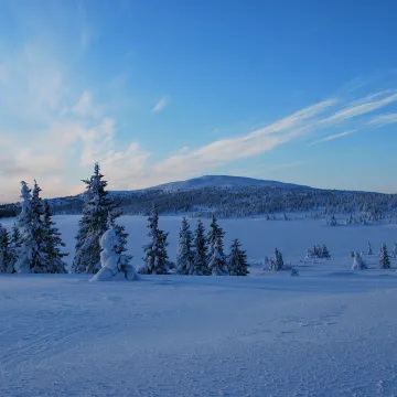 Vinter blåtime panorama av Nevelfjell og Nevelsøen