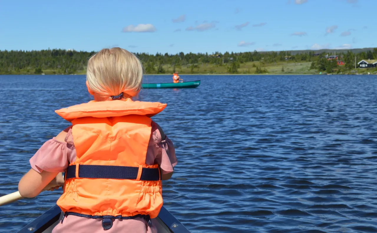 Carla padler kano på Nevelvann