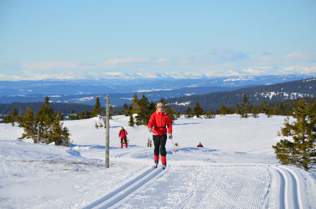 Hovedskiløype_Nordseter_Fjellpark_rød_anorakk