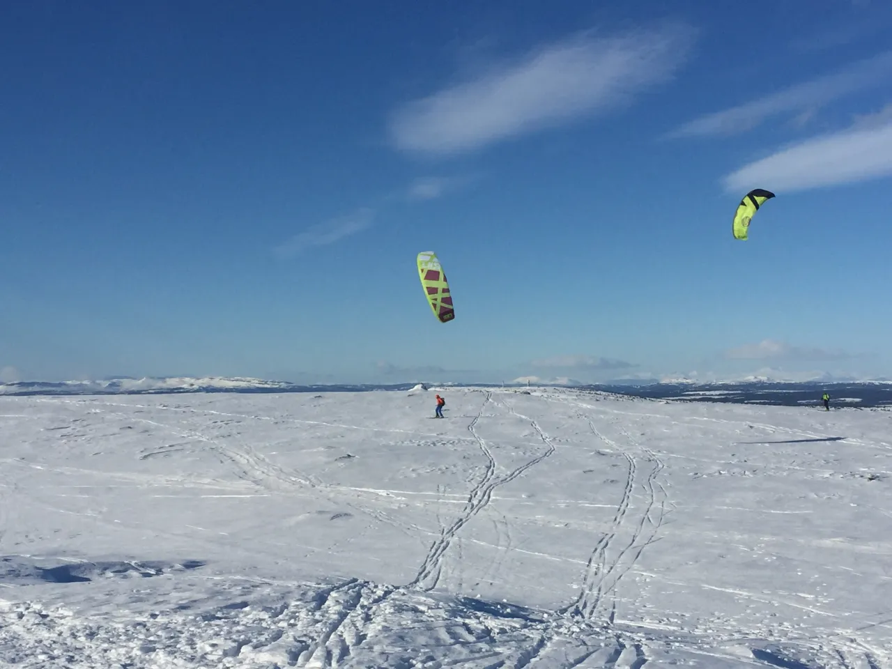 to personer som kiter med ski på fjellet