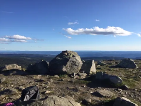 Sommer fjelltopp Nevelfjell med stein og skyer