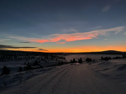 Nordseter_Fjellpark_Reinsvann_vinter_mot_Nevelfjell_solnedgang