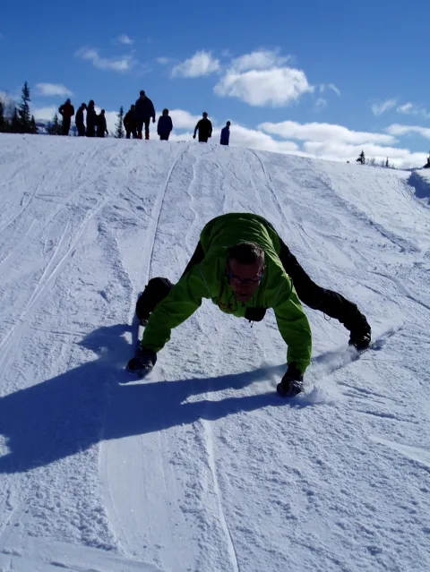 Nordseter_Fjellpark_Skilek_nedoverbakke_skitubb